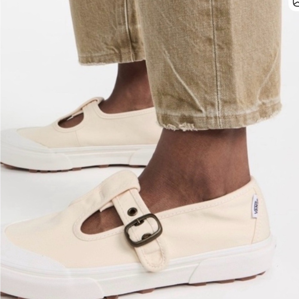 Vans 93 Mary Jane Beige
Canvas Lug Sneakers 10.5
Buckle summer outdoors travel